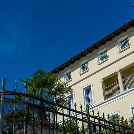 Domino 4* אופטיה